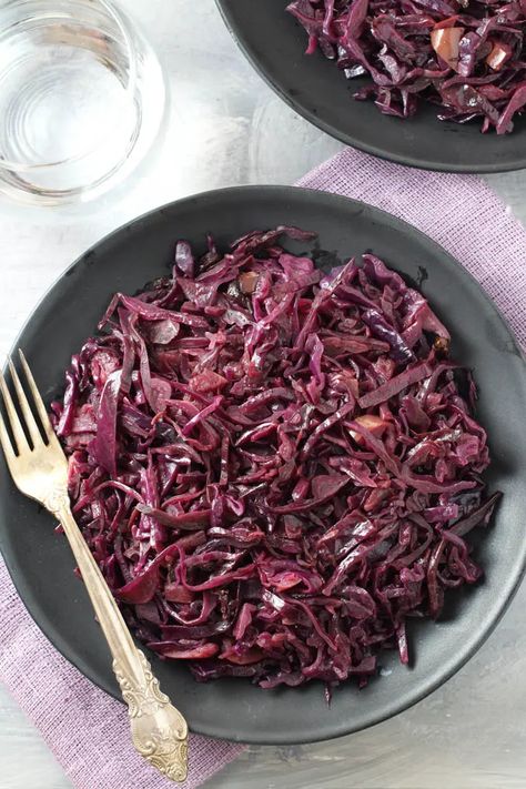 Purple Cabbage Recipes, Spiced Red Cabbage, Cooked Red Cabbage, German Red Cabbage, Red Cabbage Recipe, Cabbage Recipes Healthy, Red Cabbage Recipes, Braised Red Cabbage, Braised Cabbage