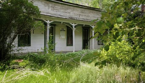 Buy Land Cheap, Homestead Land, Cheap Land, Abandoned Property, Homesteading Skills, Homestead Survival, How To Buy Land, Off Grid Living, Abandoned Buildings