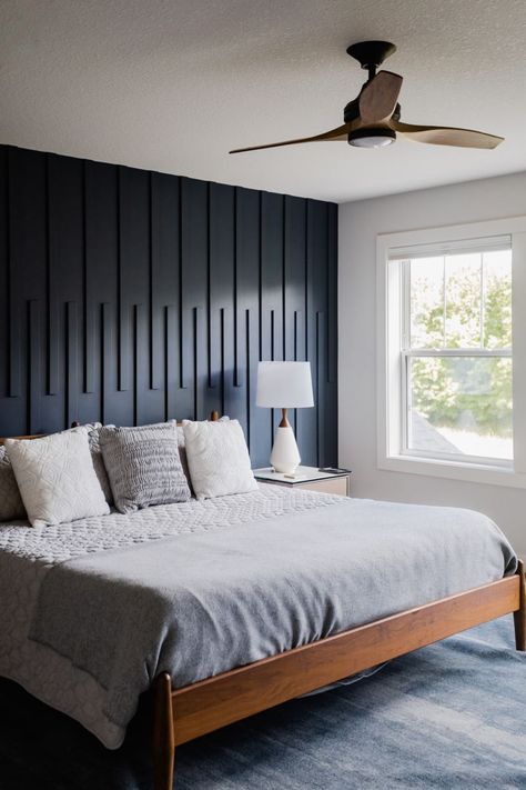 Perete Accent, Wall Behind Bed, Dark Blue Bedrooms, Black Feature Wall, Feature Wall Bedroom, Blue Accent Walls, Bedroom Wall Designs, Bedroom Accent, Hunter Fan