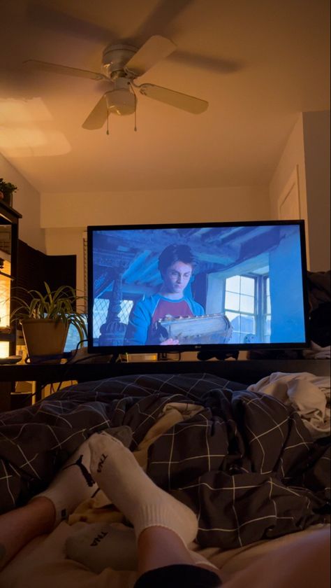 Couple Movie Night At Home Aesthetic, Movie At Home Date Night, Movie Night Harry Potter, Couple Movie Night At Home, Home Movie Date Aesthetic, Couple Chilling At Home, Movie At Home Aesthetic, Movie Night Snap, Movie Night Couple