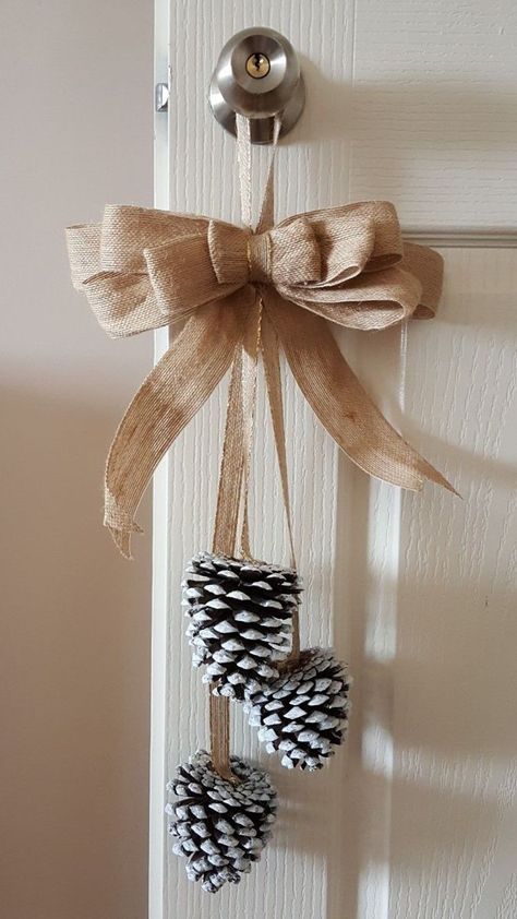 Yarn Wrapped Letter Ornaments, Diy Christmas Ornaments Pinecones, Diy Fall Pinecone Crafts, Diy Pinecone Christmas Decor, Diy Christmas Decorations Pine Cones, Fall Pinecone Crafts, Christmas Diy Pinecones, Pine Cone Crafts Diy, Diy Pinecone Ornaments