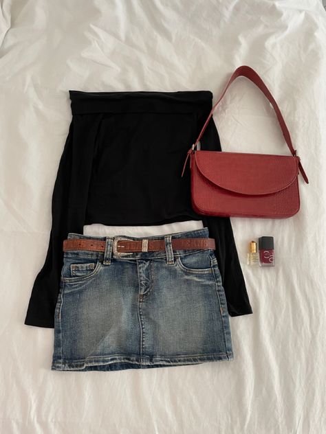 Off Shoulder Black Top, Dark Cherry Red, Mini Skirt Vintage, Sommer Strand Outfit, Cherry Girl, Diy Vetement, Red Nail Polish, Red Bag, Looks Street Style