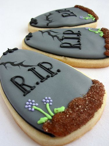 Pushing Daisies | Flickr: Intercambio de fotos Halloween Backen, Dessert Halloween, Postres Halloween, Halloween Cookies Decorated, Pushing Daisies, Halloween Sugar Cookies, Iced Sugar Cookies, Halloween Baking, Sugar Cookie Designs