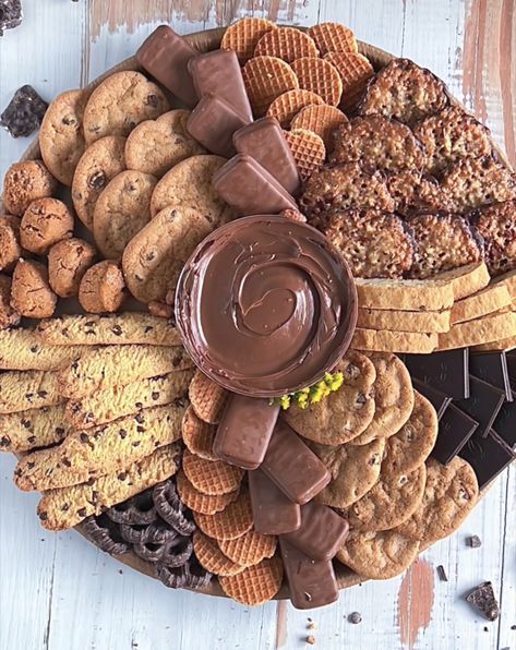 Thanksgiving Cookie Charcuterie Board, Baked Goods Platter, Brown Food Board Ideas, Cookie Boards For Parties, Brown Charcuterie Board Ideas, Macaron Charcuterie Board, Brown Food Board, Baked Goods Charcuterie Board, Chocolate Platter Board