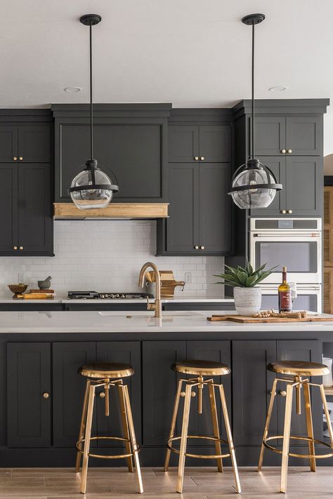 Dark Gray Kitchen Cabinets, Model Dapur, Серая Кухня, Dark Grey Kitchen, Interior Dapur, Kabinet Dapur, Black Kitchen Cabinets, Kitchen Design Trends, Gold Kitchen