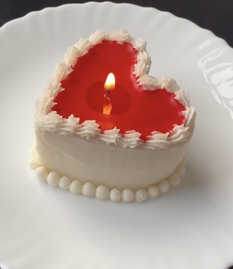 Candle cake candle Cake Samples, Pretty Candles, Easy Cakes, Aesthetic Cake, Birthday Shots, Homemade Scented Candles, Sweet Candles, Soya Mumu, Cake Aesthetic