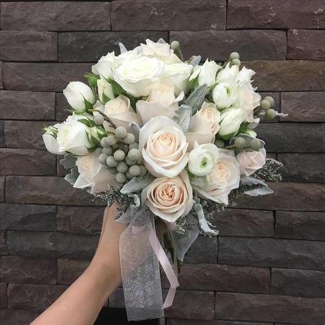 Bridal bouquet with white and champagne roses Hello Kitty Bouquet, Wedding Bouquet Champagne, Champagne Wedding Flowers, Gold Wedding Bouquets, Champagne Roses, Ivory Bouquet Wedding, Simple Wedding Bouquets, Bridal Bouquet Peonies, Champagne Flowers