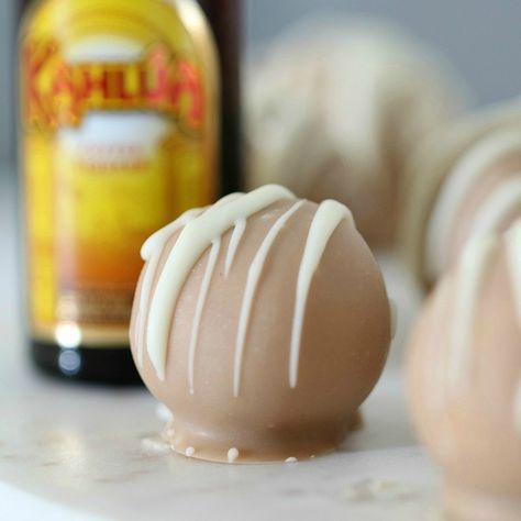 Boozy Kahlua Cheesecake Balls made with white chocolate Tim Tams... these really are the most decadently delicious treat! Kahlua Cheesecake, Tim Tams, Cheesecake Balls, Dessert Truffles, Alcoholic Desserts, Christmas Recipes Easy, Candy Truffles, Boozy Desserts, Torte Cupcake