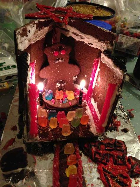 23 Gingerbread Fails That Almost Ruined Christmas Gingerbread House Designs, House Funny, Gingerbread House Decorations, Celebrity Portraits, Gingerbread Man, Tumblr Funny, Bones Funny, Gingerbread House, Christmas Humor