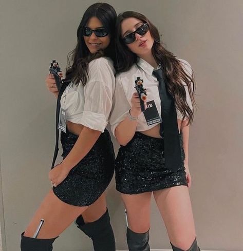 Besties in Style: 35 Trendy Halloween Costume Ideas for Friends Hellowin Costumes, Mib Costume Women, Fbi Agent Costume, Costume Ideas For Friends, Men In Black Costume For Women, Iconic Brunette Halloween Costumes, Fbi Costume, Mib Costume, Men In Black Costume