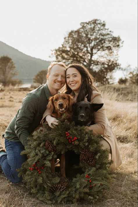 Couples christmas photos with dogs and wreath golden retriever - Seattle photographer Samantha McFarlen Xmas Photos With Dogs, Christmas Card With Dogs Couple, Christmas Family Photoshoot With Dog, Christmas Picture Ideas With Dogs Couple, Dog And Owner Christmas Pictures, Christmas Photoshoot Ideas For Couples With Dog, Christmas Pictures Couples And Dog, Christmas Card Picture Ideas With Dog, Christmas Card Ideas Picture Couple