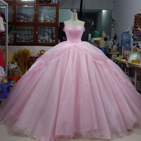 MollyNguyenDesign on Instagram: “She coming soon in White now 😍😍😍 . . . . . . . 😘 #dress #dresses #disney #disneyland #disneygram #disneylife #disneyworld #disneycosplay…” Light Pink Quinceanera Dresses, Tulle Quinceanera Dresses, Pink Tulle Prom Dress, Poofy Prom Dresses, Vintage Ball Gown, Quinceanera Themes Dresses, Poofy Dress, Ball Gown Prom Dress, Vintage Ball Gowns