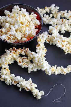 Harris Sisters GirlTalk: How to String Popcorn Garland Popcorn Tree, Christmas Ideas For Teens, Popcorn Crafts, Popcorn Decorations, Popcorn Garland, Diy Popcorn, Fashion Christmas Tree, Christmas Popcorn, Homemade Popcorn