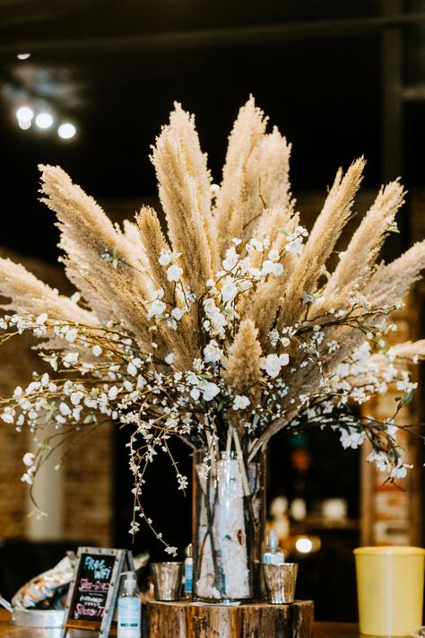 Country Chic Centerpieces, Western Themed Wedding Decorations, Elegant Western Wedding Decor, Pampas Wedding Decor Table, Rustic Western Wedding Centerpieces, Western Centerpiece Ideas Wedding, Western Wedding Decor Ideas, Western Reception Decorations, Western Centerpieces Wedding