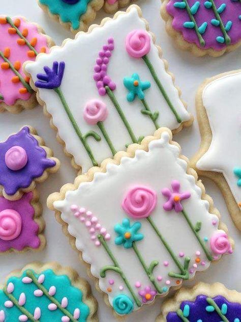 gorgeous decorated cookies with white background and simple hand drawn flowers line drawing frosted cookies 2nd Birthday Cookies Decorated, Round Sugar Cookies Decorated, Spring Cookies Royal Icing, Simple Sugar Cookie Designs, Funfetti Party, Spring Sugar Cookies, بيتي فور, Small Cookies, Cookies Cupcake