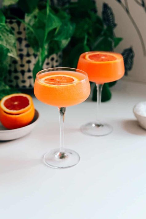 Blood Orange Mocktail - that's what she eats. Orange Drink Garnish, Orange Cocktail, Orange Mocktail, Orange Juice Mocktail Non Alcoholic, Mocktails Grapefruit, Orange Mocktail Recipes, Lychee Mocktail, Mocktail Orange Juice, Blood Orange Mocktail