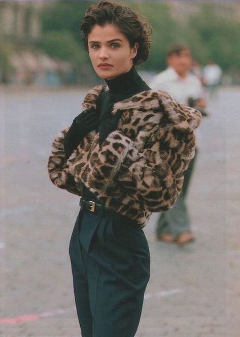 Mode Chanel, Red Face, Global Dress, Blue Face, Ribbed Turtleneck Sweater, Retro Mode, Ribbed Turtleneck, Moda Vintage, Looks Chic