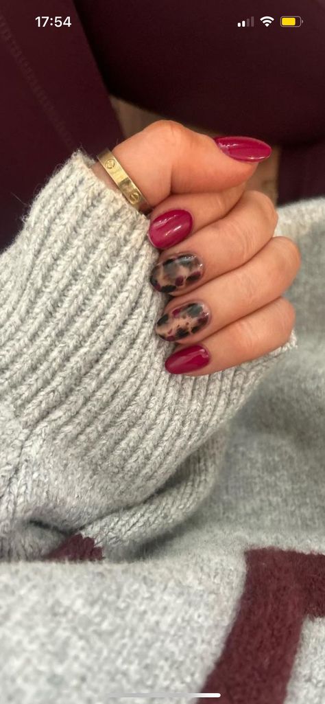 Nail Ideas For Small Nail Beds, Christmas Tortoise Nails, Tortoise Shell Valentines Nails, Black And Red Tortoise Shell Nails, Red Nails With Tortoise Shell, Simple Gel Nail Designs Classy, Short Nails Ideas Birthday, Tortoise Shell Gel Nails, Nail Ideas Builder Gel