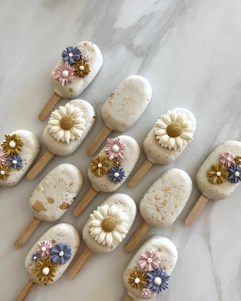 Wildflower Cakesicles, Spring Cakesicles, Spring Cakepops, Wedding Cakesicles, Spring Cake Pops, Cakesicles Ideas, Cake Pop Designs, Cake Pop Decorating, Bistro Food