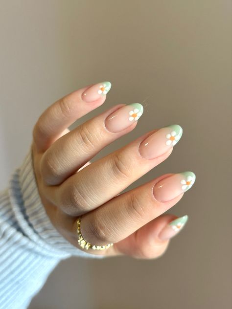 Light Sage Green French Tip Nails, White French Nails With Green Design, Green French Nails With Flowers, French Tip With Daisy Nails, Floral Nails French Tip, French Nails Daisy, Green And White Flower Nails, Daisy French Manicure, Green French Tip Nails With Flowers