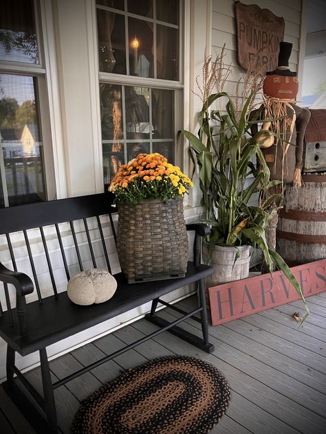 Prim Fall Decor Ideas, Primitive Fall Porch Ideas, Primitive Living Room Ideas, Diy Primitive Decor, Primitive Fall Decorating, Fall Urn, Primitive Gardens, Breezeway Ideas, Harvest Thyme