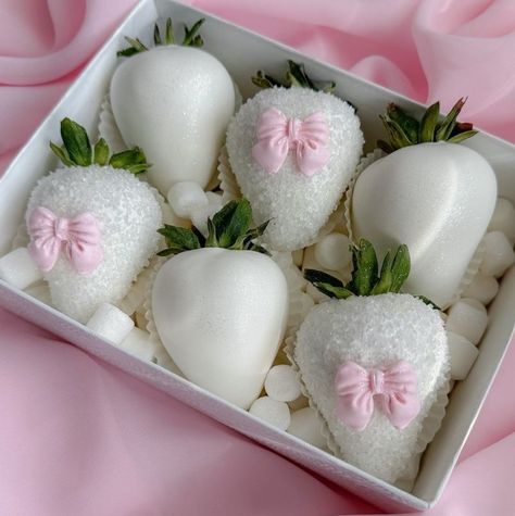 Vanilla Covered Strawberries, Coquette Chocolate Covered Strawberries, Pink And White Strawberries, Small Dessert Ideas, Baby Shower Chocolate Covered Strawberry, Cute Chocolate Covered Strawberries, Pink Chocolate Covered Strawberries, Decorated Strawberries, Choc Strawberries