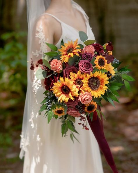 Fall Sunflower Weddings, Burgundy Weddings, Sunflower Bridal Bouquet, Red Velvet Ribbon, Rustic Sunflower Wedding, Sunflower Wedding Bouquet, Sunflower Themed Wedding, Bridal Sunflowers, Flowers Real