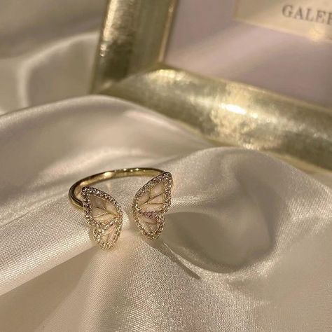 Butterfly Diamond Ring, Diamond Butterfly Ring, Kawaii Store, Pretty Engagement Rings, Pretty Jewelry Necklaces, Diamond Butterfly, Jewelry Accessories Ideas, Butterfly Ring, Fancy Jewelry