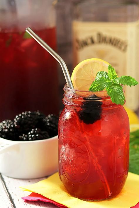 Combine a summer favorite with some honey liqueur and tea and enjoy this amazing Jack Daniels Tennessee Honey Blackberry Tea! Jack Daniels Tennessee Honey, Blackberry Tea, Jack Daniels Honey, Honey Cocktail, Iced Tea Cocktails, Honey Whiskey, Honey Drink, Tennessee Honey, Tea Cocktails