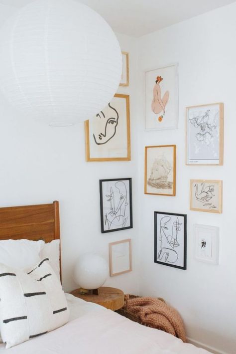 7 Creative Headboard Design Ideas for an original bedroom decor Corner Gallery Wall, Small Apartment Hacks, Coffee Chart, Diy Macramé, Magic Skirt, Diy Tulle, Apartment Hacks, Gallery Wall Bedroom, Packing Essentials