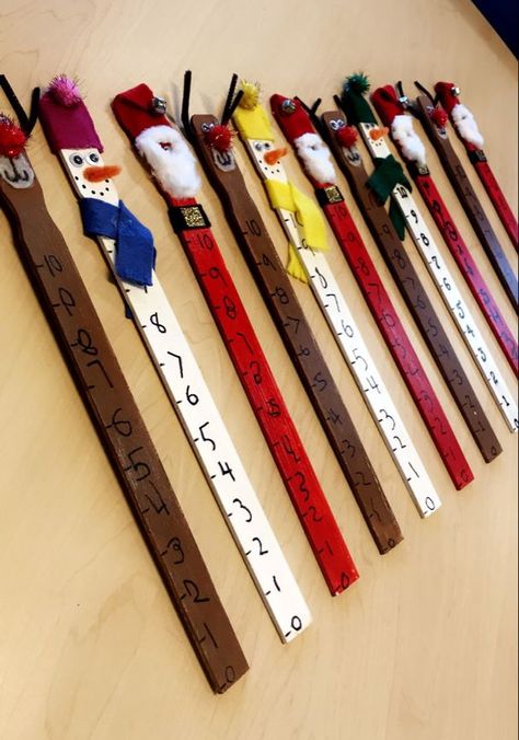 Crafts With Rulers, Diy Snow Measuring Stick, Snow Measuring Stick Diy, Paint Stick Christmas Crafts, Winter Crafts For Kids Elementary, Snow Measuring Stick, Christmas Craft Kits, Paint Stick Crafts Diy Projects, Paint Stick Crafts