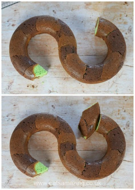 Birthday cake idea for kids - fun snake cake recipe - step 5 assemble cakes in snake shape Cobra Cake Ideas, How To Make A Snake Cake, Snake Cake Tutorial, Snake Cakes For Boys, Reptile Cake Ideas, Snake Party Food, Reptile Cakes For Boys, Snake Birthday Party Ideas, Snake Cakes For Kids