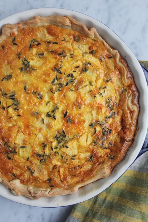 Wow family and friends with this gorgeous and delicious Apple, Cheddar, and Thyme Quiche with Olive Oil Pastry crust. Desserts Apple, Savory Apple Recipes, Apple Cheddar, Fest Mad, Breakfast Quiche Recipes, Breakfast Quiche, Pastry Crust, Food Style, Quiche Recipes