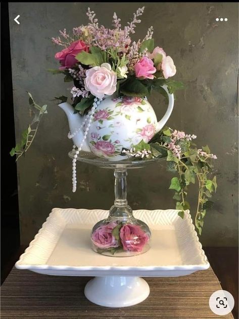 Tea Cup Flower Arrangements Centerpieces, Decorating With Teacups Ideas, Teacup Centerpieces Vintage, Vintage Tea Party Centerpieces, Tea Cup Table Decorations, Tea Pot Floral Arrangements, Tea Party Baby Shower Centerpieces, Centerpiece For Tea Party, Teapot Floral Centerpieces