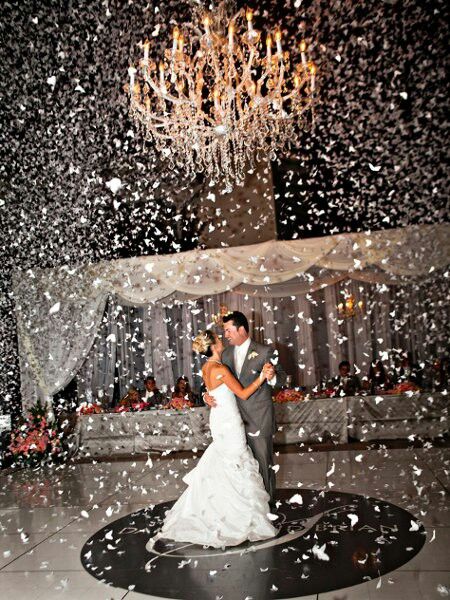 Snowing love Fake Snow Wedding Send Off, Fake Snow Wedding, Snowboard Wedding, Xmas Wedding, Snow Wedding, Winter Wonderland Theme, Dance Floor Wedding, Nye Wedding, Wedding Send Off