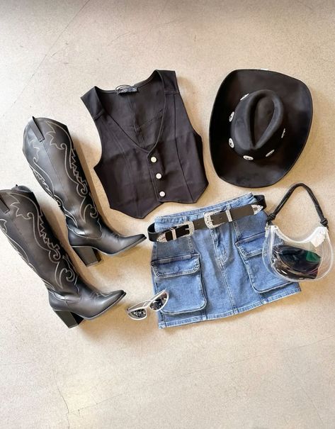 Texas Wine Country Outfit, Cute Cowgirl Concert Outfits, Americana Concert Outfit, Country Concert Outfit Inspo Fall, Cowboy Hat Concert Outfit, Cowgirl Baddie Outfits, Marco Antonio Solis Concert Outfit, Cowgirl Clubbing Outfits, Rodeo Outfit Inspo Women