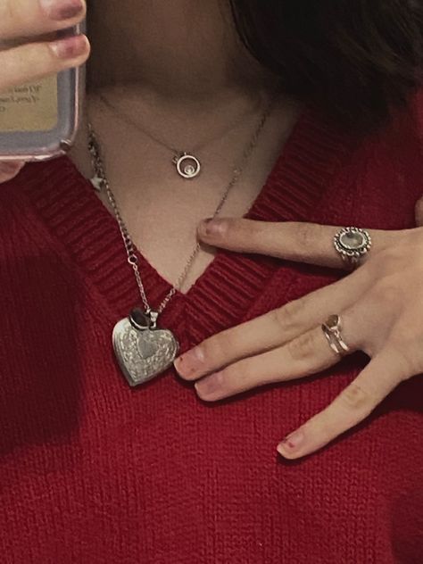 Lots Of Rings, Big Heart Necklace, 25th Birthday Cakes, Aesthetic Era, Necklace Outfit, Walker Scobell, Heart Locket Necklace, Unique Diamond Rings, Beauty Magazine