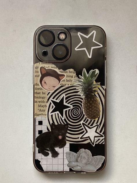 Street Style Phone Case, Cool Clear Phone Case Ideas, Grunge Clear Phone Case Ideas, Sticker Decorated Phone Case, Phone Cases Clear Design, Messy Phone Cases, Clear Phone Case Ideas Aesthetic Black, Black Iphone Aesthetic Case, Iphone Transparent Case Ideas