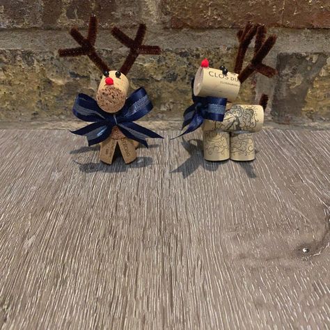 Set Of 2 Wine Cork Reindeers 4” Inches X 4” Inches Handmade Great For A Christmas Gift Or For Christmas Decoration Bundle To Save Don't Be Afraid To Send Offers :) Reindeer Wine Corks, Wine Cork Trees Diy Christmas, Cork Snowman Ornament, Christmas Crafts With Corks, Halloween Wine Cork Crafts, Cork Screw Crafts, Wine Cork Ornaments Diy, Cork Xmas Tree, Cork Ornaments Diy