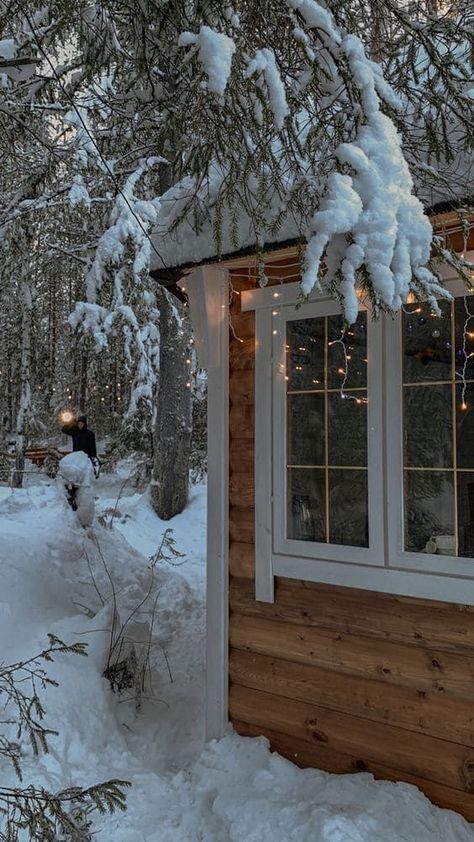 Christmas House Aesthetic, Snowing Aesthetic, Invierno Aesthetic, Cozy Winter Aesthetic, A Cabin In The Woods, Cabin Aesthetic, Winter Cottage, Winter Mood, Winter Szenen