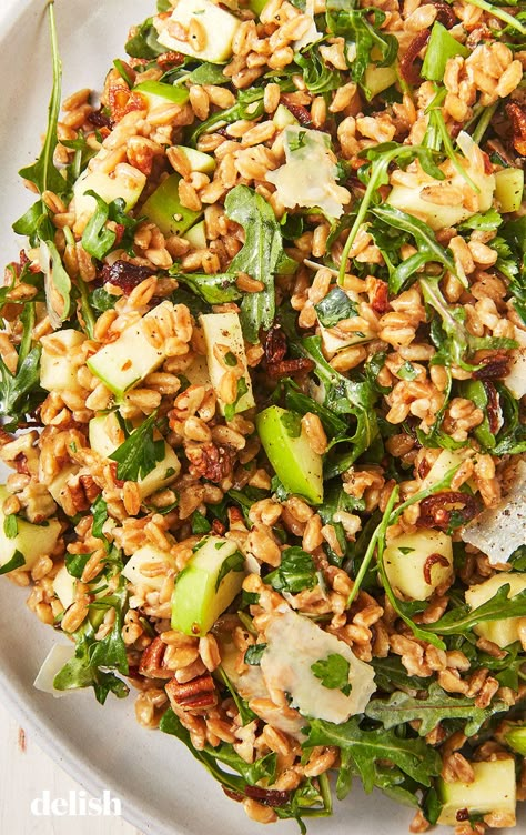 This easy farro salad is filling enough to be a meal all on its own. Get the recipe from Delish.com. #farro #salad #recipe #easy #mealprep #summer #healthy #apple #pecans Farro Salad Recipes, Farro Recipes, Plats Healthy, Farro Salad, Salad Pasta, Winter Salad, Healthy Salads, Pecans, Summer Salads