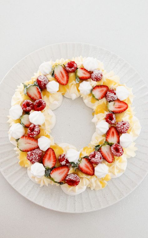 Pavlova Wreath Recipe, Pull Apart Pavlova Wreath, Mini Pavlova Wreath, Pavlova Christmas Wreath, Pavlova Grazing Board, Christmas Dessert Wreath, Pavlova Tree, Christmas Pavlova Ideas, Christmas Wreath Food