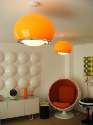 70's Guzzini Style Pendant Lights $149.99 if they would ship to the US these would be mine right now Space Age Interior, 70s Interior Design, Casa Retro, 70s Interior, Mode Retro, Retro Interior Design, 70s Home, Retro Living Rooms, 70s Decor