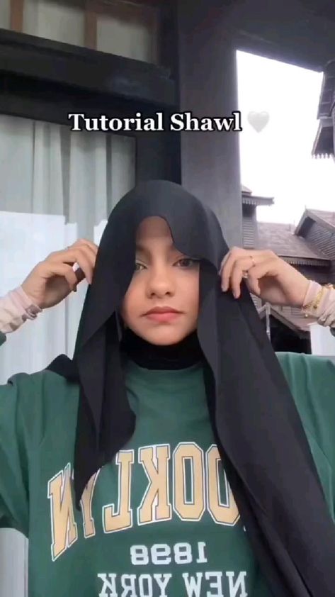 instagram.com/jilbabbagus_ Hijab Tutorial Chest And Back Coverage, Basic Hijab Tutorial, Hijab Trends Fashion Ideas, Tutorial Shawl Simple, Hijab Tutorial Without Inner Cap, Casual Hijab Outfit Simple, Bawal Tutorial, Turkish Hijab Tutorial, Turkish Hijab Style