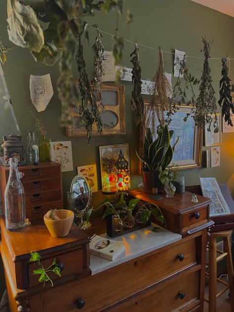 Green Room Ideas, Goblincore Room Decor, Green Room Ideas Bedroom, Goblincore Room, Green Room, Grunge Room, Room Deco, Dreamy Room, Vintage Room