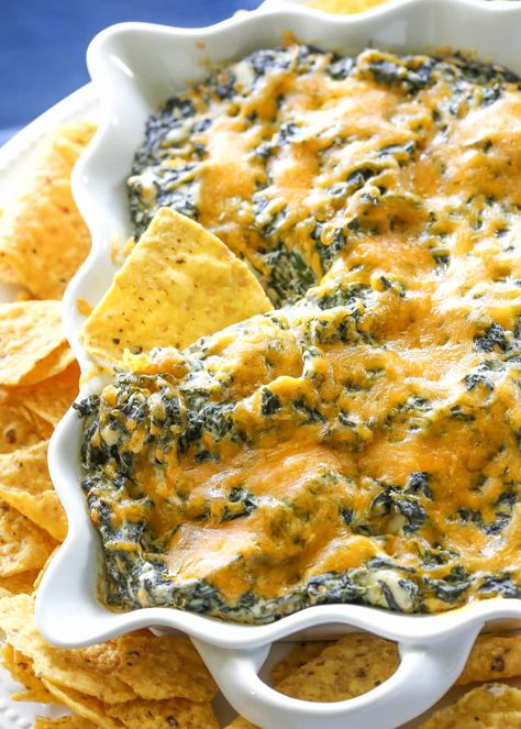 This Spinach Ranch Dip is a twist on the classic spinach dip. Everyone will want to know what your “secret” ingredient is.  I spent last week in Nashville for an Old El Paso blogger trip. Can I add Nashville to the list of cities I want to live in someday? I loved walking down Broadway street … Ranch Spinach Dip, Classic Spinach Dip, Ranch Dip Recipe, The Girl Who Ate Everything, Banana Split Dessert, Taco Pizza, Ranch Dip, Spinach Dip, Creamed Spinach