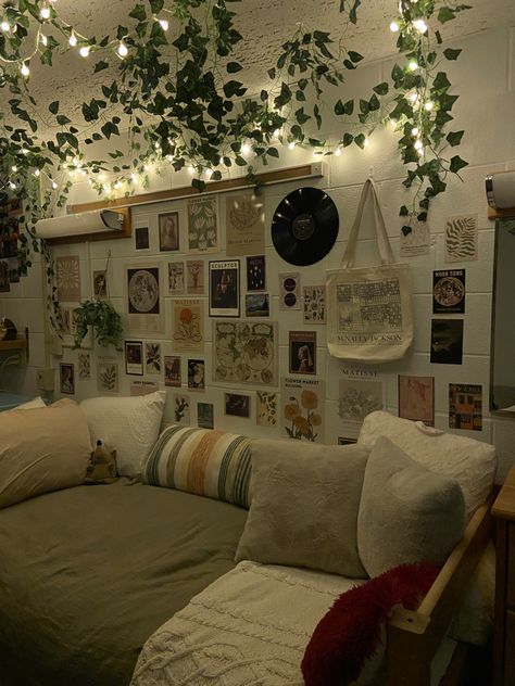 Small Room Ideas Green, Aesthetic Dorm Room Ideas Two People, Down Town Room, Edgy Bedroom, Pretty Bedrooms, Cozy Dorm, Lots Of Plants, Dream Bedroom Inspiration, Room Vibes