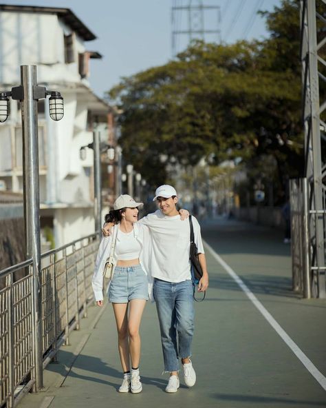 Prewedding Photography Casual, Prewed Casual, Sport Couple, Prenup Outfit, Thrift Store Clothes, Ootd Couple, Prenuptial Photoshoot, Couple Holiday, Pre Wedding Photoshoot Props