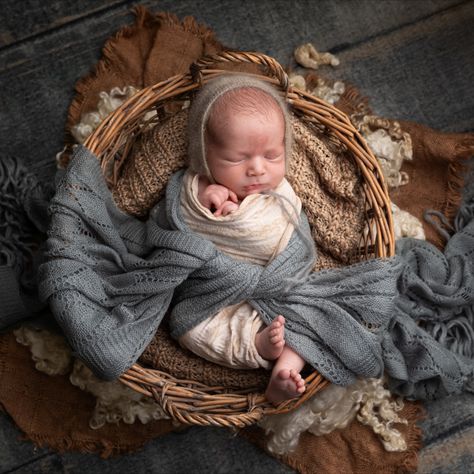 Newborn baby photography with neutral colors. Baby in the basket. Newborn Basket Photography, Newborn Moses Basket Photography, Newborn In Basket, Newborn In Basket Photography, Baby Basket Photoshoot, Baby In Basket Pictures, Newborn Basket Pictures, Photography Baskets, Newborn Photography Basket