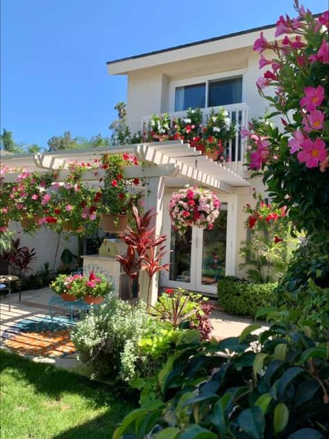 Simple Backyard Ideas, Simple Backyard, Garden Magic, Backyard Oasis Ideas, Easy Backyard, Spanish Style Homes, Small Balcony Decor, Small Balcony Ideas, Apartment Balcony Decorating